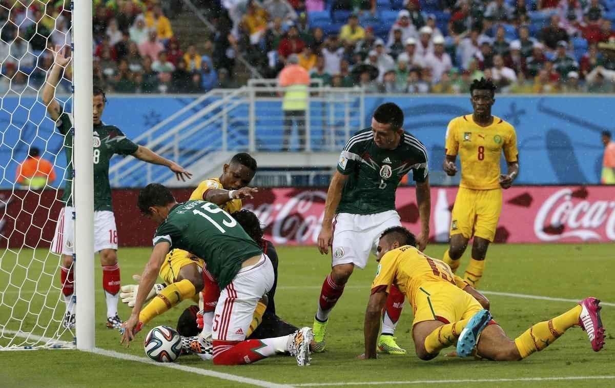 Fotos: os passos do craque camarons Samuel Eto'o na derrota para o Mxico
