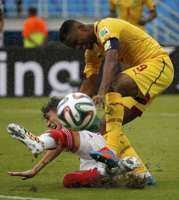 Fotos: os passos do craque camarons Samuel Eto'o na derrota para o Mxico