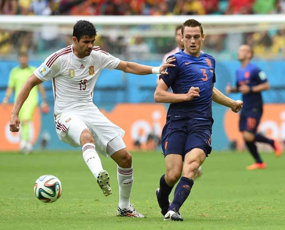 Na Arena Fonte Nova, em Salvador, Espanha e Holanda se enfrentam pelo Grupo B da Copa do Mundo