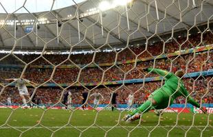 Na Arena Fonte Nova, em Salvador, Espanha e Holanda se enfrentam pelo Grupo B da Copa do Mundo