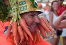 Torcedores espanhis e holandeses na Arena Fonte Nova