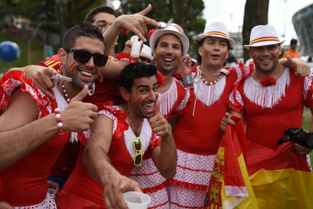 Torcedores espanhis e holandeses na Arena Fonte Nova