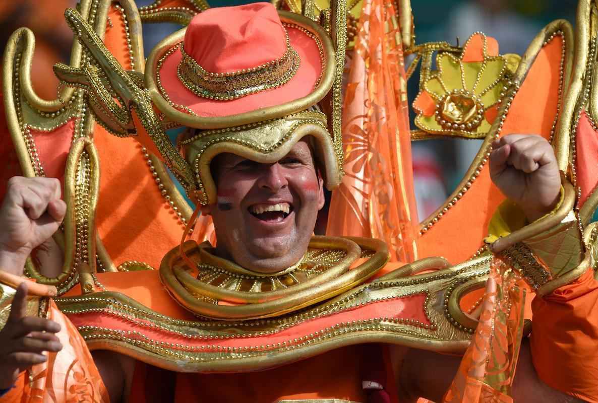 Torcedores espanhis e holandeses na Arena Fonte Nova