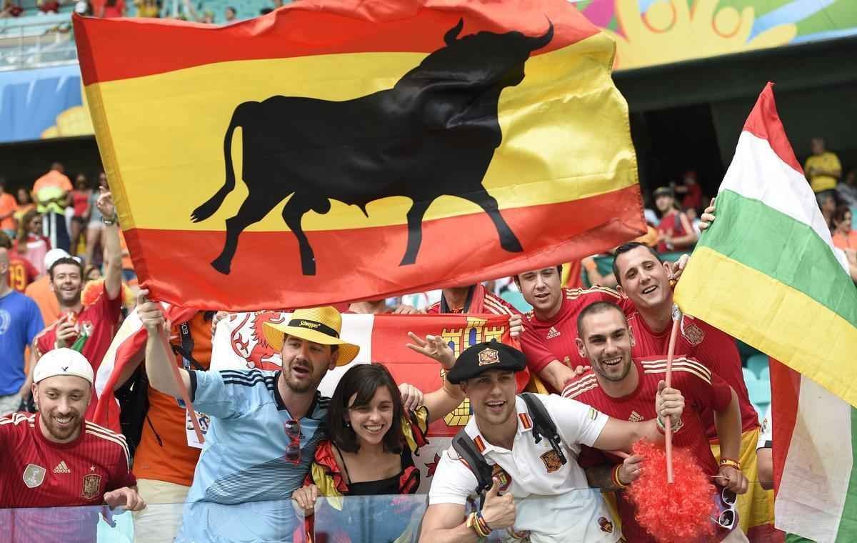 Torcedores espanhis e holandeses na Arena Fonte Nova
