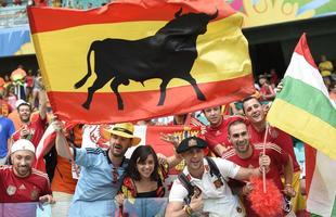 Torcedores espanhis e holandeses na Arena Fonte Nova