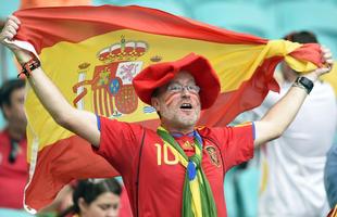 Torcedores espanhis e holandeses na Arena Fonte Nova