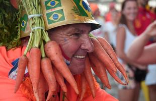 Torcedores espanhis e holandeses na Arena Fonte Nova