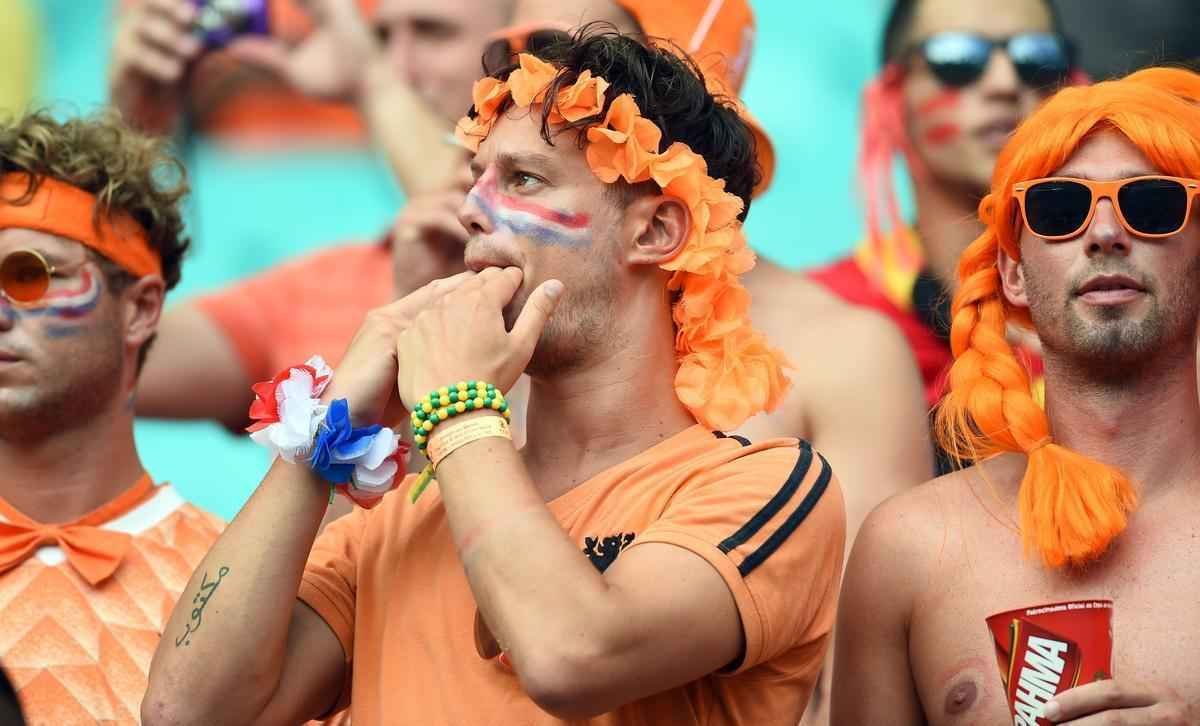 Torcedores espanhis e holandeses na Arena Fonte Nova