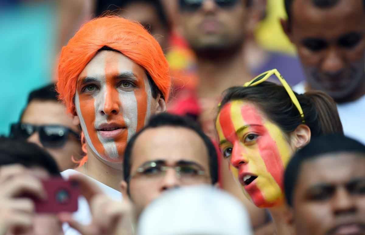 Torcedores espanhis e holandeses na Arena Fonte Nova