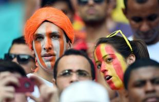 Torcedores espanhis e holandeses na Arena Fonte Nova