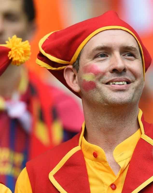 Torcedores espanhis e holandeses na Arena Fonte Nova