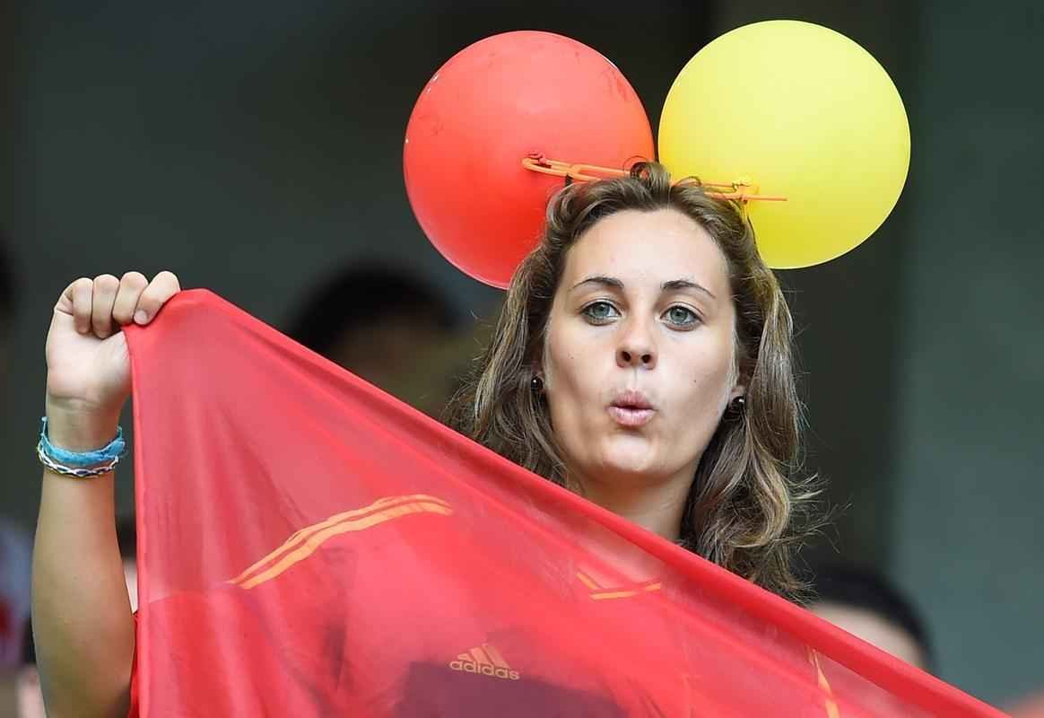 Torcedores espanhis e holandeses na Arena Fonte Nova