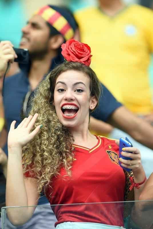 Torcedores espanhis e holandeses na Arena Fonte Nova