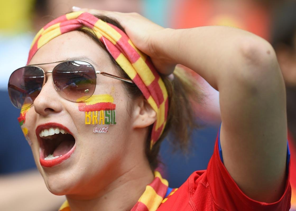 Torcedores espanhis e holandeses na Arena Fonte Nova