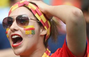 Torcedores espanhis e holandeses na Arena Fonte Nova