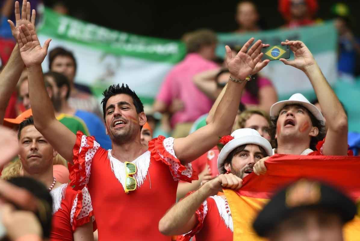 Torcedores espanhis e holandeses na Arena Fonte Nova