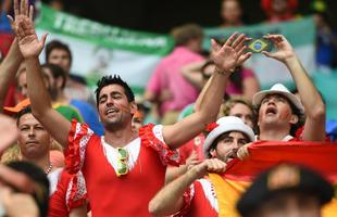 Torcedores espanhis e holandeses na Arena Fonte Nova