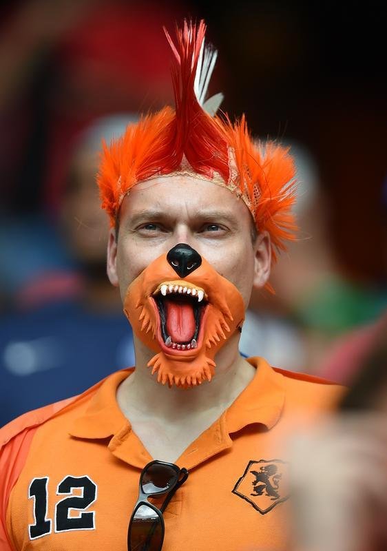 Torcedores espanhis e holandeses na Arena Fonte Nova