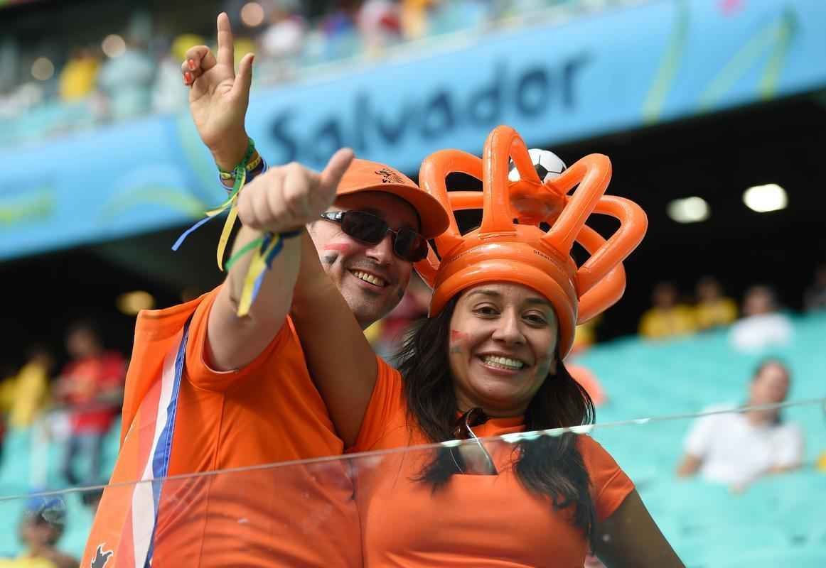 Torcedores espanhis e holandeses na Arena Fonte Nova