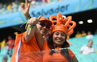 Torcedores espanhis e holandeses na Arena Fonte Nova