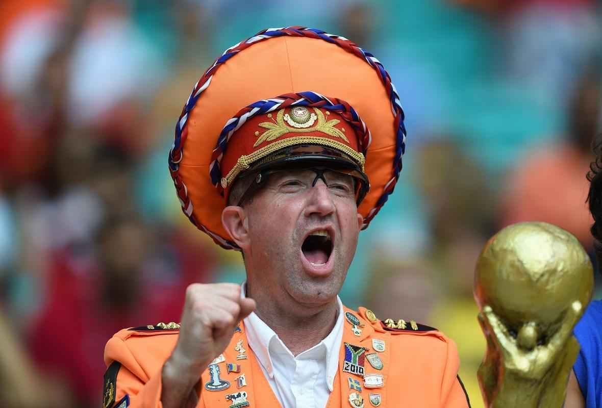 Torcedores espanhis e holandeses na Arena Fonte Nova