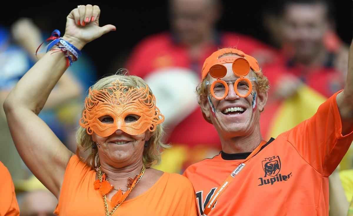 Torcedores espanhis e holandeses na Arena Fonte Nova