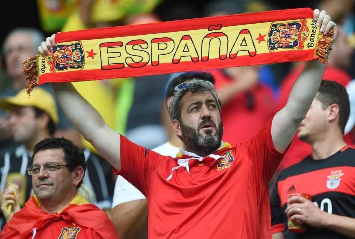 Torcedores espanhis e holandeses na Arena Fonte Nova
