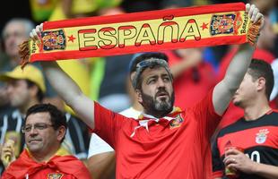 Torcedores espanhis e holandeses na Arena Fonte Nova