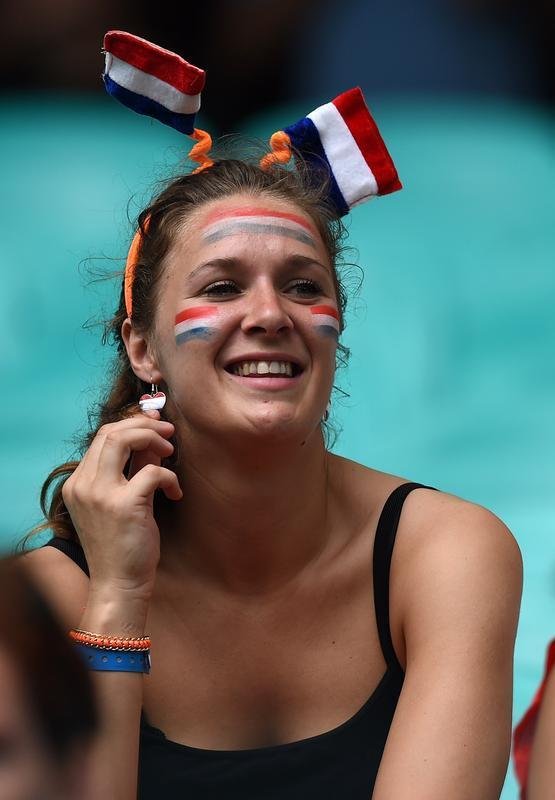 Torcedores espanhis e holandeses na Arena Fonte Nova