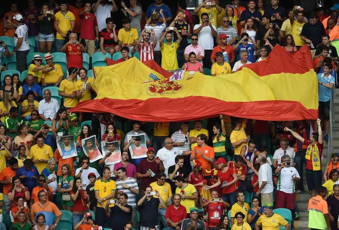 Torcedores espanhis e holandeses na Arena Fonte Nova