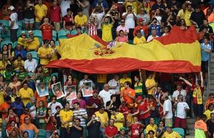 Torcedores espanhis e holandeses na Arena Fonte Nova