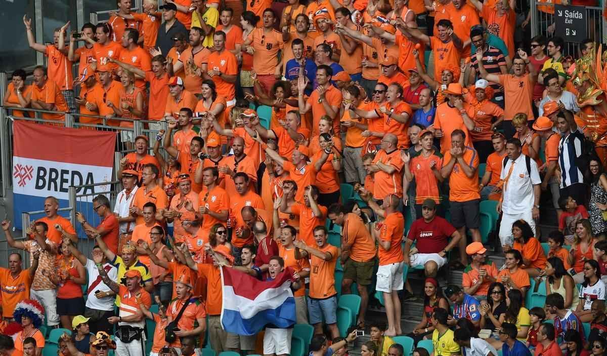 Torcedores espanhis e holandeses na Arena Fonte Nova