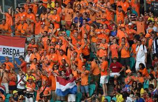 Torcedores espanhis e holandeses na Arena Fonte Nova