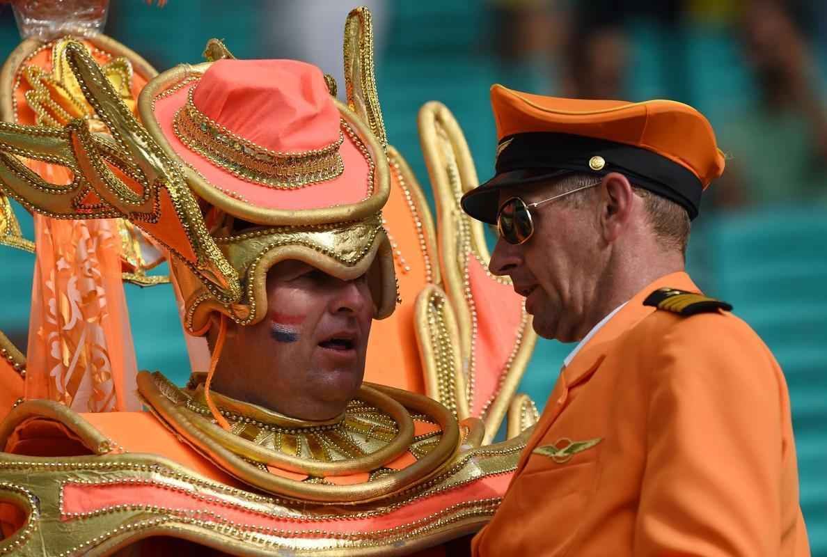 Torcedores espanhis e holandeses na Arena Fonte Nova