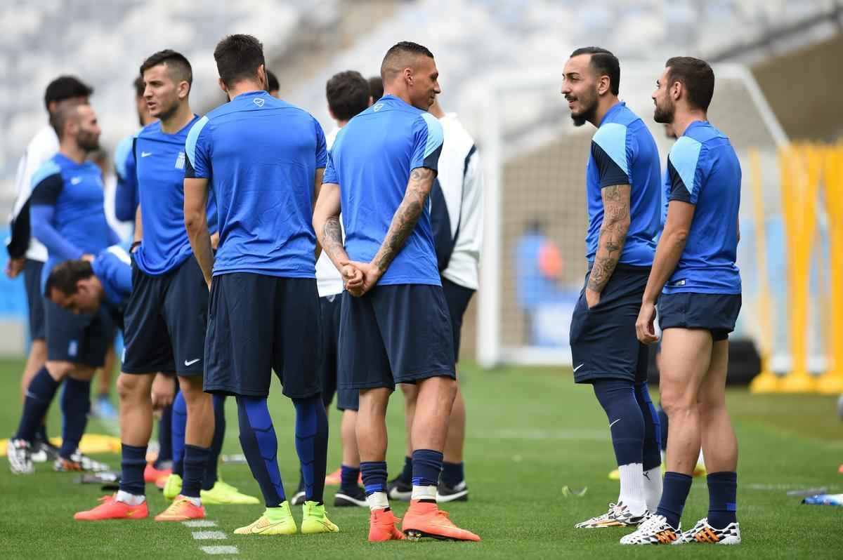 Jogadores da Grcia reconheceram, nesta sexta-feira, o gramado do Mineiro