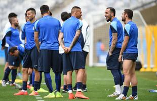 Jogadores da Grcia reconheceram, nesta sexta-feira, o gramado do Mineiro