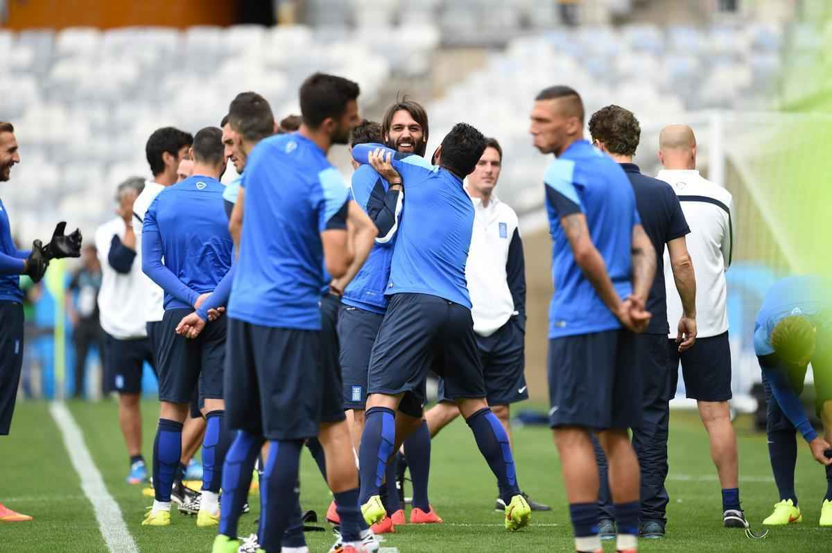 Jogadores da Grcia reconheceram, nesta sexta-feira, o gramado do Mineiro