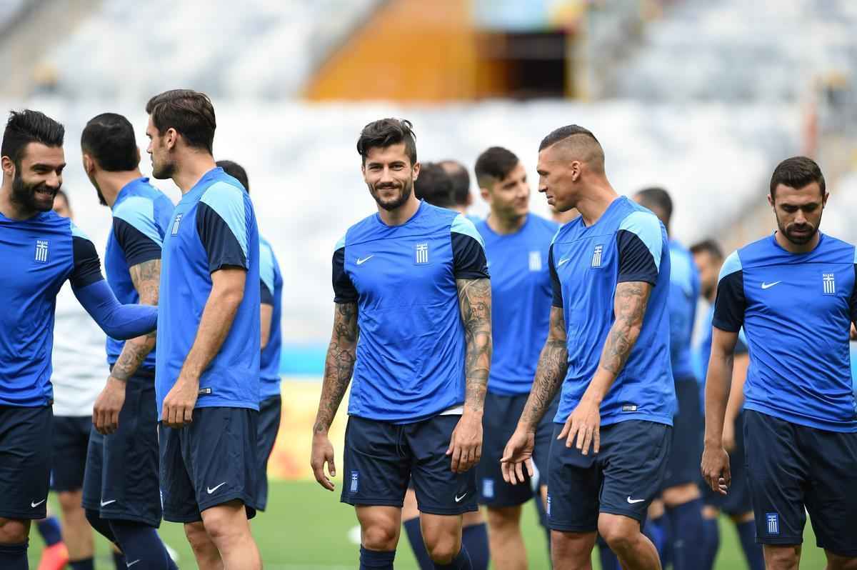 Jogadores da Grcia reconheceram, nesta sexta-feira, o gramado do Mineiro