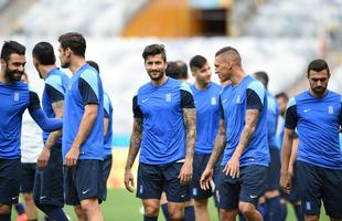 Jogadores da Grcia reconheceram, nesta sexta-feira, o gramado do Mineiro