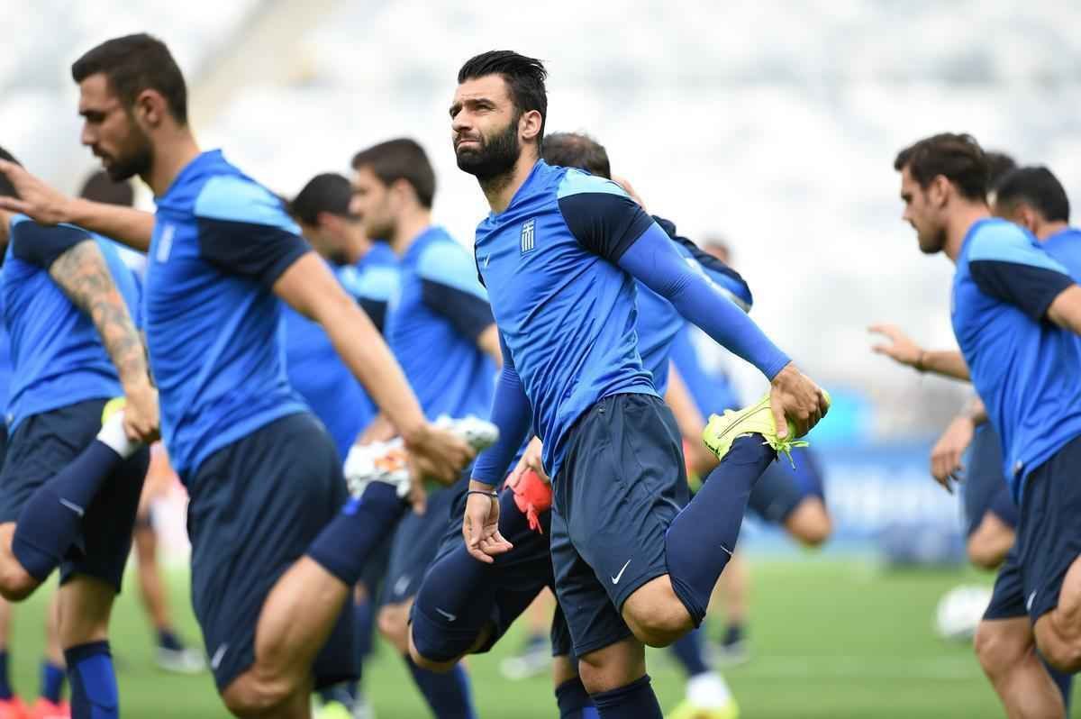 Jogadores da Grcia reconheceram, nesta sexta-feira, o gramado do Mineiro