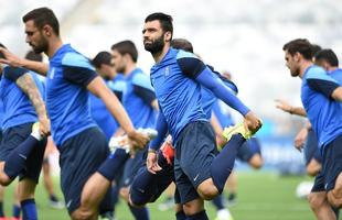 Jogadores da Grcia reconheceram, nesta sexta-feira, o gramado do Mineiro