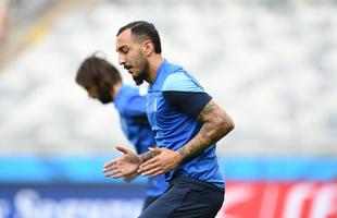 Jogadores da Grcia reconheceram, nesta sexta-feira, o gramado do Mineiro