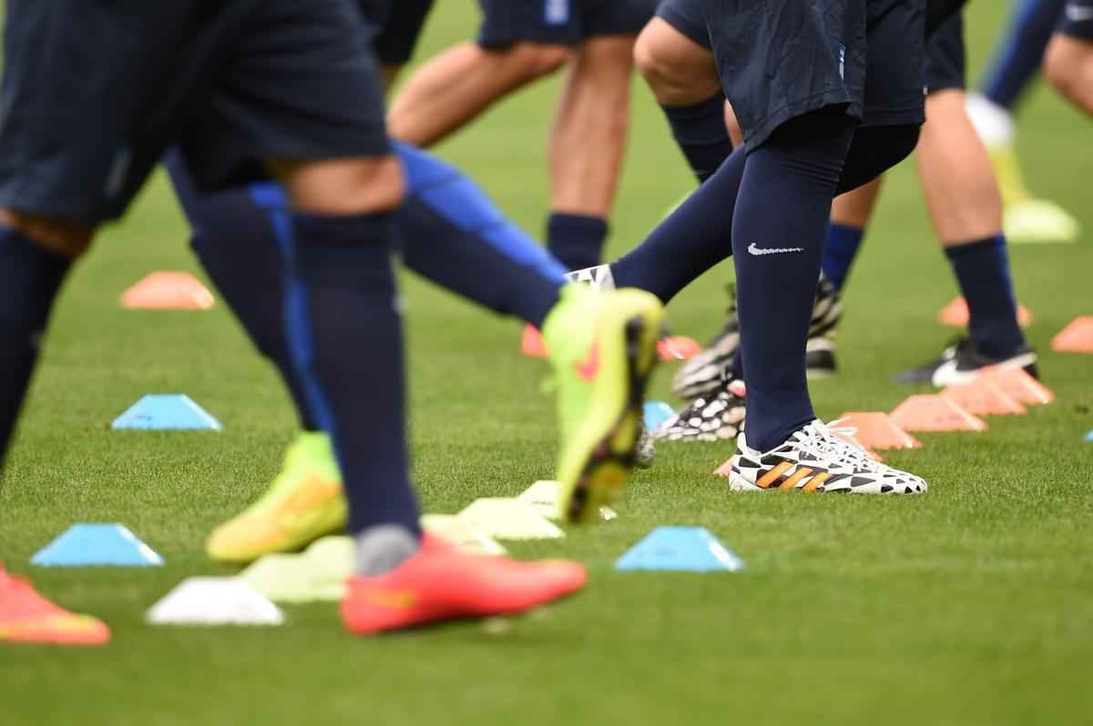 Jogadores da Grcia reconheceram, nesta sexta-feira, o gramado do Mineiro