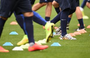 Jogadores da Grcia reconheceram, nesta sexta-feira, o gramado do Mineiro