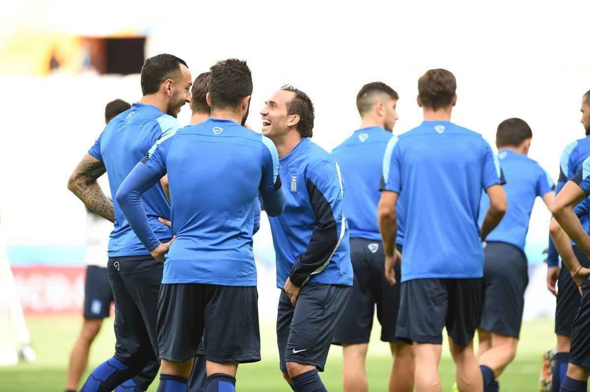 Jogadores da Grcia reconheceram, nesta sexta-feira, o gramado do Mineiro