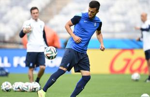 Jogadores da Grcia reconheceram, nesta sexta-feira, o gramado do Mineiro