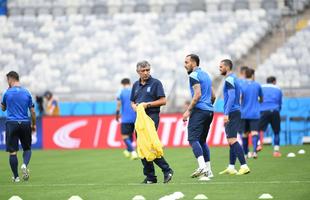 Jogadores da Grcia reconheceram, nesta sexta-feira, o gramado do Mineiro