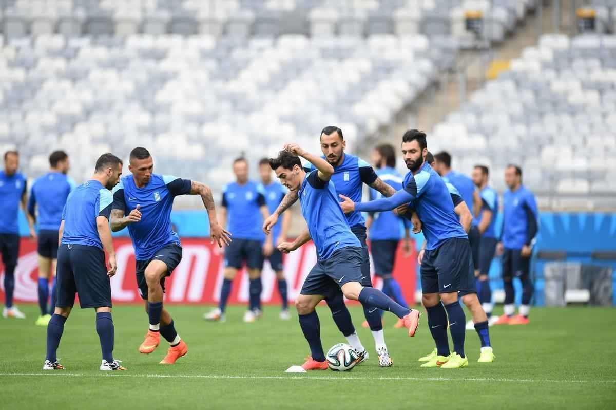 Jogadores da Grcia reconheceram, nesta sexta-feira, o gramado do Mineiro