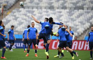 Jogadores da Grcia reconheceram, nesta sexta-feira, o gramado do Mineiro