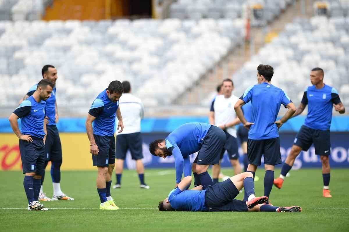 Jogadores da Grcia reconheceram, nesta sexta-feira, o gramado do Mineiro